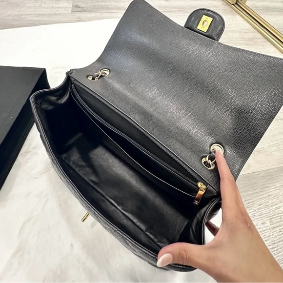 SOLD ON X POSTChanel MAXI  single flap caviar with gold hardware - Picture 3 of 17